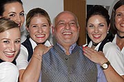 Angermaier Chef Dr. Axel Munz inmitten der Lufthansa Trachtencrew (©Foto. Marikka-Laila Maisel